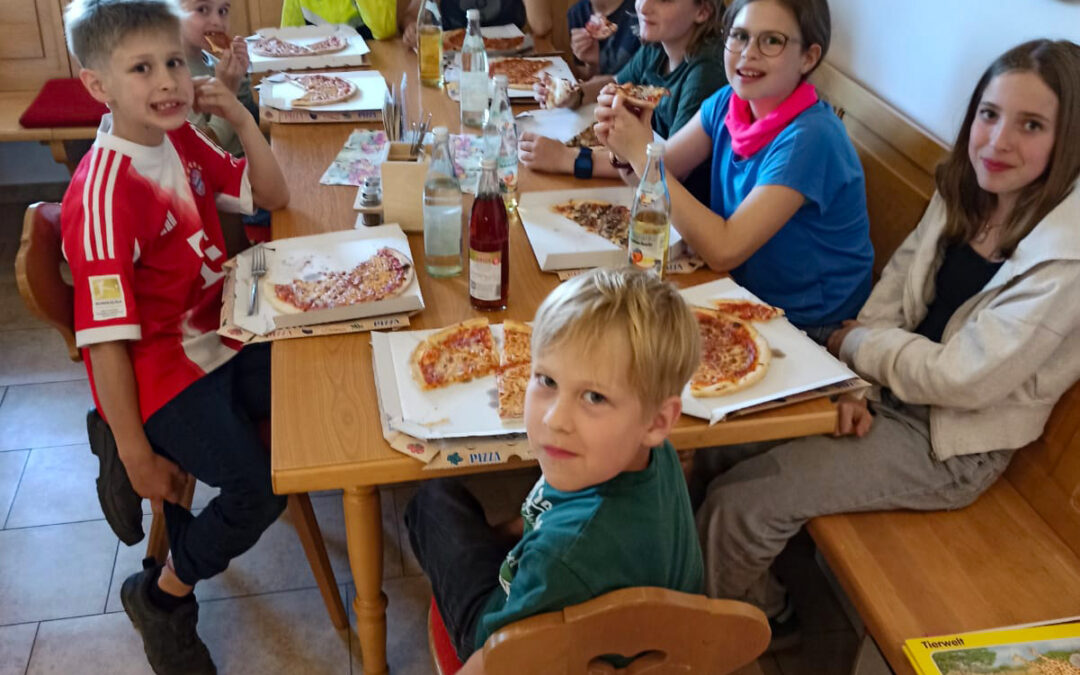 Pizzaessen für die Jugend