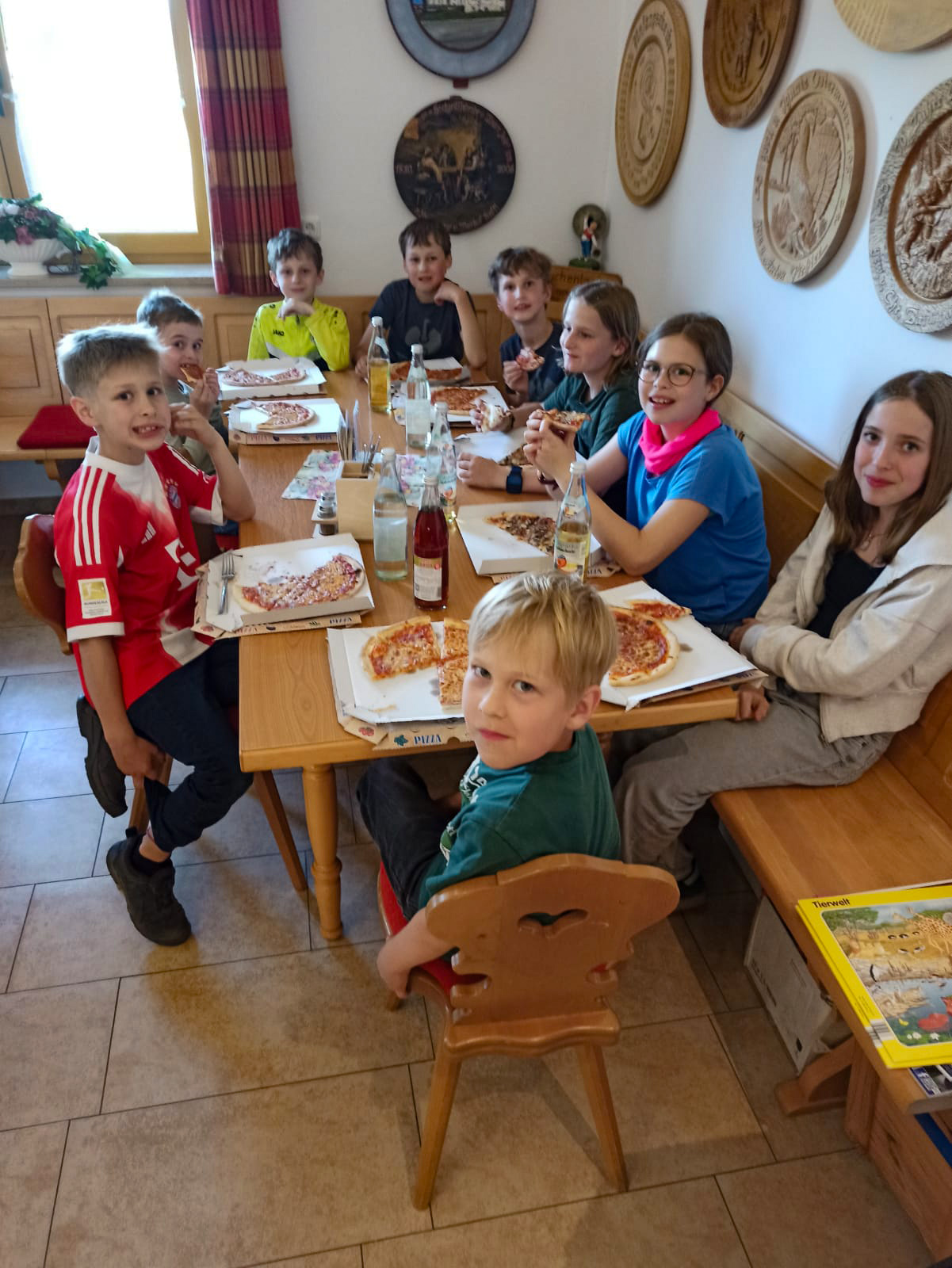 Pizzaessen für die Jugend